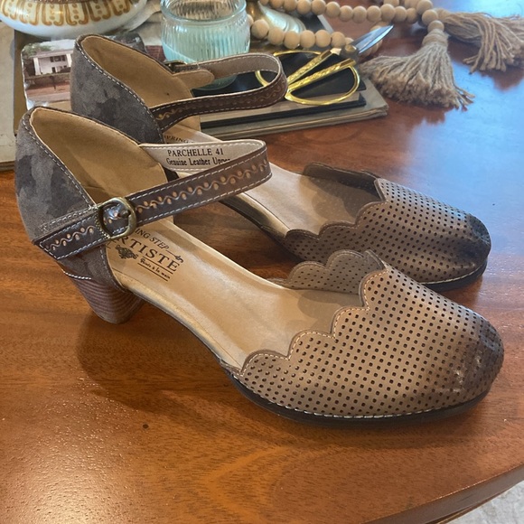 Spring Step Brown Perforated Heels - Picture 4 of 8